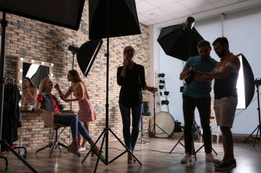 Profesyonel takım fotoğraf stüdyosu modeli ile çalışma