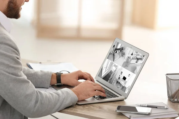 Homem Usando Laptop Para Monitorar Câmeras Cctv Mesa Dentro Casa — Fotografia de Stock