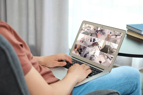 Man Använder Laptop För Övervakning Inomhus Cctv Kameror Hem Trygghetssystem — Stockfoto