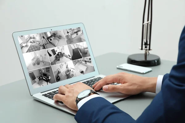 Человек Использующий Ноутбук Наблюдения Камерами Наблюдения Помещении Система Домашней Безопасности — стоковое фото