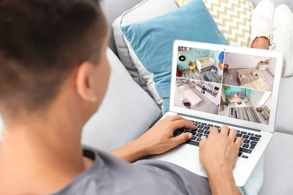 Man Met Laptop Voor Controle Van Cctv Camera Binnenshuis Huis — Stockfoto