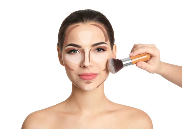 Maquillaje Artista Contorneando Cara Mujer Sobre Fondo Blanco Tutorial Profesional — Foto de Stock