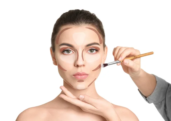 Maquillaje Artista Contorneando Cara Mujer Sobre Fondo Blanco Tutorial Profesional — Foto de Stock