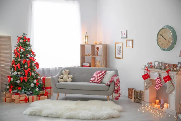 Zimmereinrichtung Mit Wunderschönem Weihnachtsbaum Und Geschenken — Stockfoto