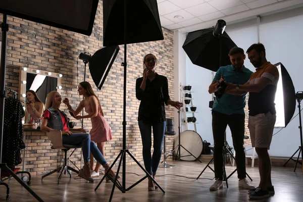 Equipe Profissional Trabalhando Com Modelo Estúdio Fotografia — Fotografia de Stock