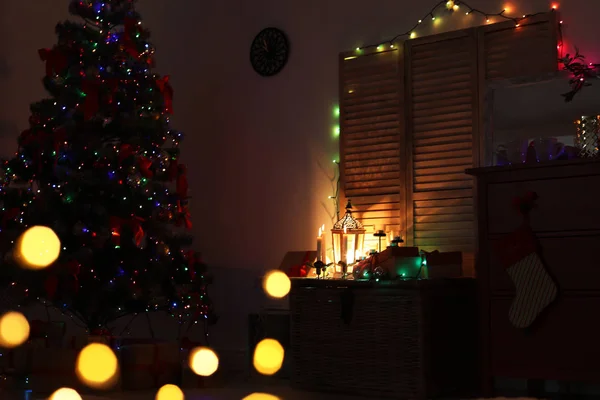 Elegante Soggiorno Interno Con Albero Natale Luci Fata Notte — Foto Stock