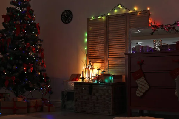 Stijlvolle Woonkamer Interieur Met Kerstboom Fairy Verlichting Nachts — Stockfoto