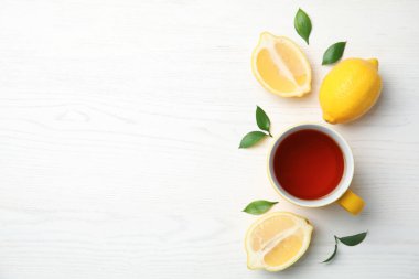 Fincan siyah çay ve limon ahşap tablo, üstten görünüm