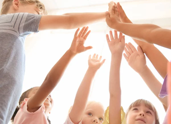 Crianças Pequenas Juntando Mãos Dentro Casa Vista Baixo Conceito Unidade — Fotografia de Stock