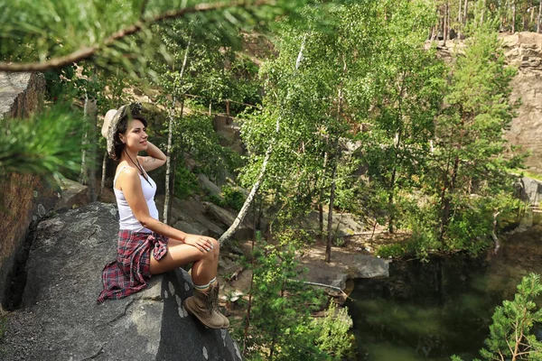 Jonge Vrouw Houten Pier Buurt Van Lake Camping Seizoen — Stockfoto