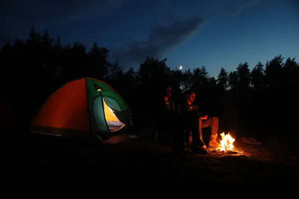 Giovani Seduti Vicino Falò Tenda Campeggio Nel Deserto Notte — Foto Stock