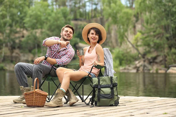 Giovane Donna Sul Molo Legno Vicino Lago Campeggi Stagione — Foto Stock