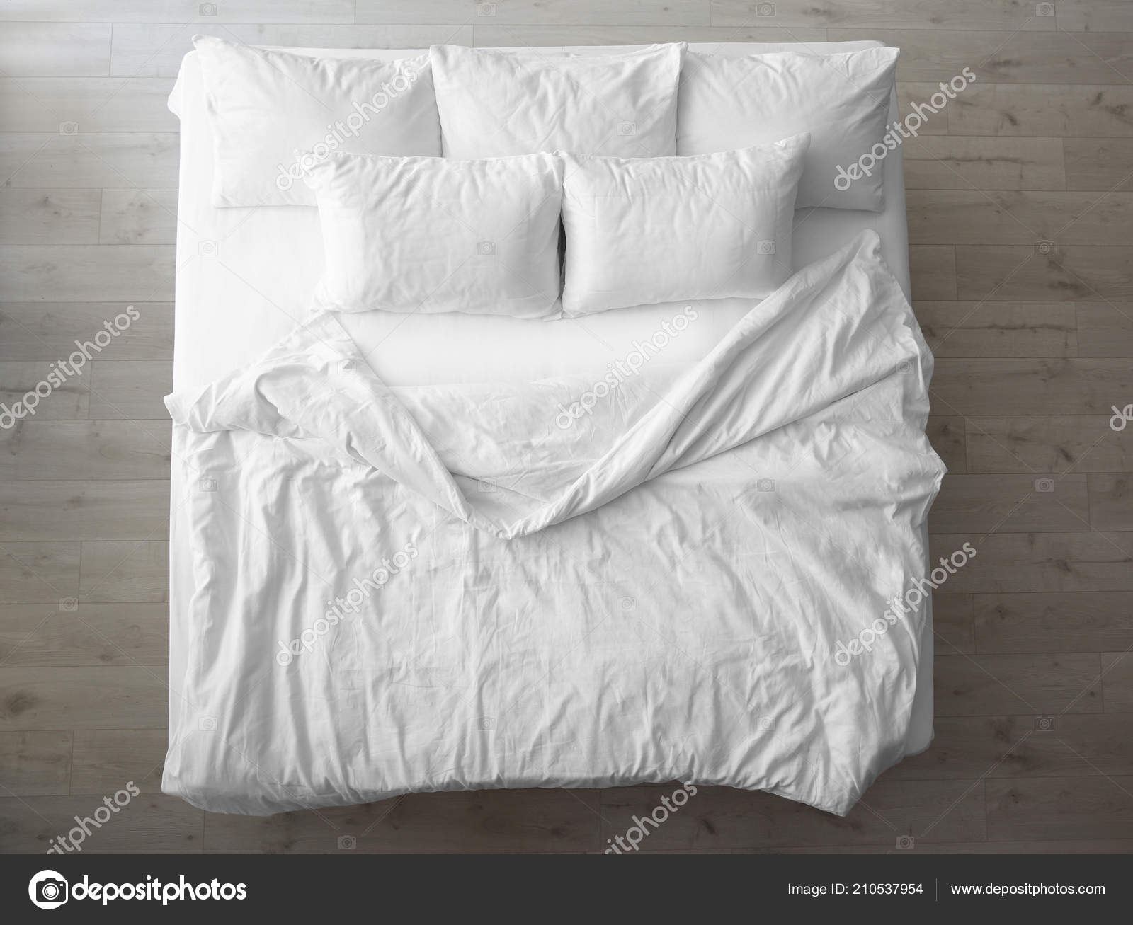 屋内では 柔らかい枕で快適なベッド上面図 ストック写真 C Liudmilachernetska Gmail Com