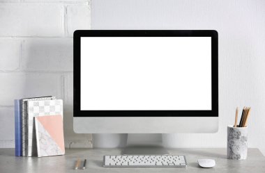 Ofis Masaları boş monitörde bilgisayar. Tasarım için alay