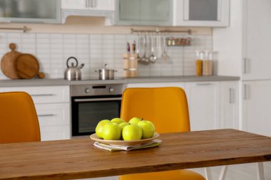 Şık mutfak iç olgun elma içeren tablo