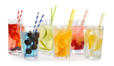 Beyaz zemin üzerine lezzetli limonata ile gözlük