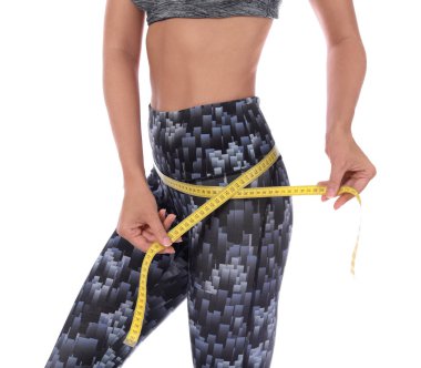 Beyaz arka plan kasette ölçme ile ince kadın. Sağlıklı beslenme