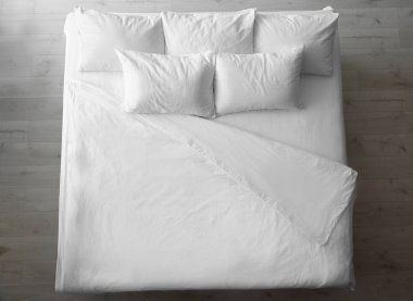 Yumuşak yastık kapalı, üstten görünüm ile rahat yatak