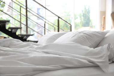 Dağınık yatak, closeup yumuşak beyaz yastıklar