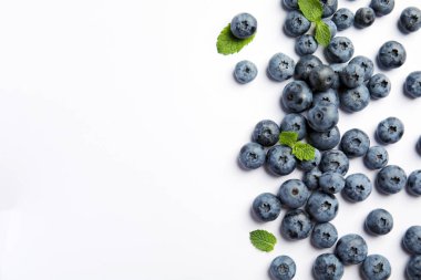Lezzetli blueberry ve beyaz arka plan üzerinde metin için yer düz yatıyordu kompozisyonu