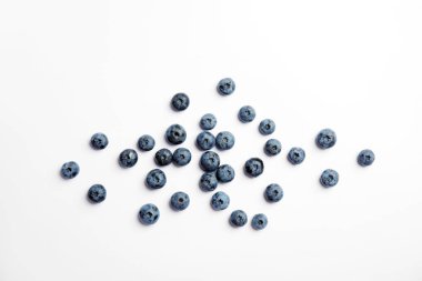 Beyaz zemin üzerine lezzetli blueberry ile düz yatıyordu kompozisyon