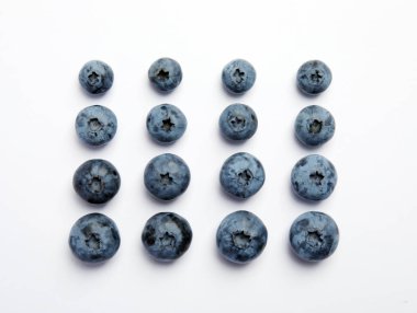 Beyaz zemin üzerine lezzetli blueberry ile düz yatıyordu kompozisyon