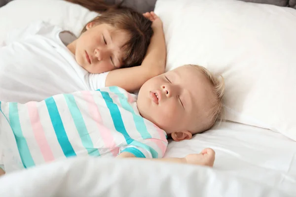 Crianças Pequenas Dormindo Cama Casa — Fotografia de Stock