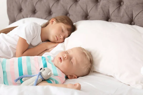 Маленькі Діти Сплять Ліжку Вдома — стокове фото