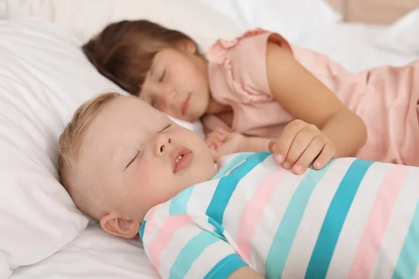 Küçük Çocuklar Evde Yatakta Uyuyor — Stok fotoğraf