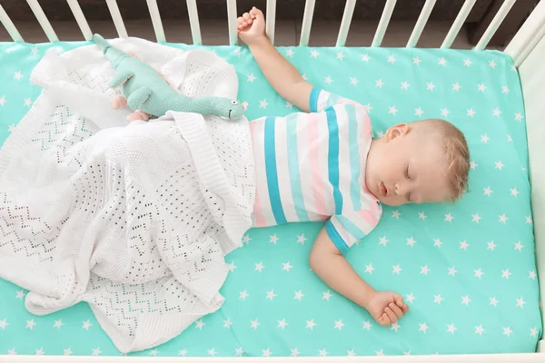 Niedliches Kleines Kind Schläft Kinderbett Hause — Stockfoto