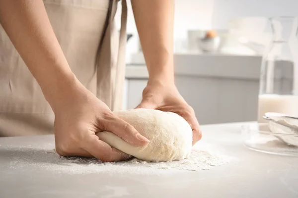 Vrouw Kneden Van Deeg Voor Gebak Tafel — Stockfoto