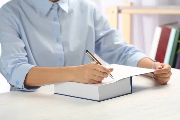 Schrijver Signing Autograph Boek Aan Tafel Close — Stockfoto