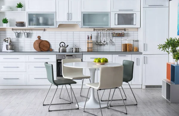 Interior Cozinha Elegante Com Mesa Jantar Cadeiras — Fotografia de Stock