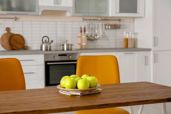 Mesa Con Manzanas Maduras Elegante Interior Cocina — Foto de Stock