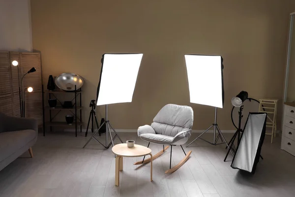 Intérieur Studio Photo Moderne Avec Fauteuil Bascule Table Équipement Professionnel — Photo