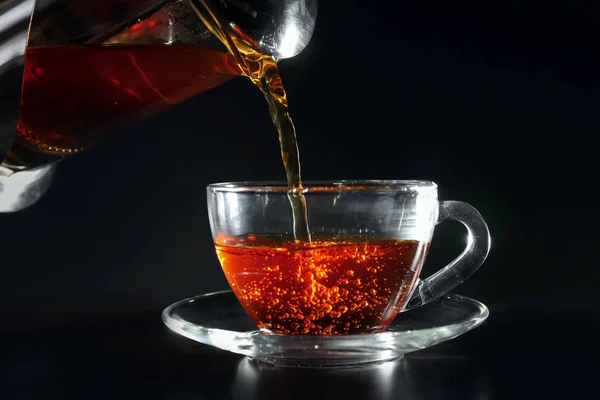 Verser Thé Chaud Dans Une Tasse Verre Sur Une Table — Photo