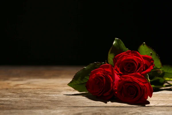 Πανέμορφα Κόκκινα Τριαντάφυλλα Στο Τραπέζι Μαύρο Φόντο Κηδεία Σύμβολο — Φωτογραφία Αρχείου