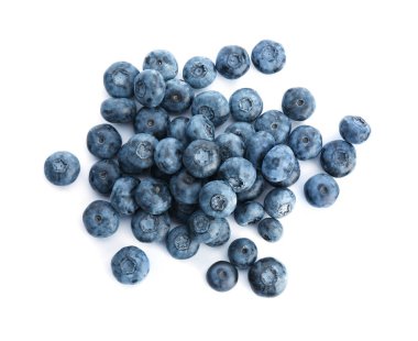 Beyaz zemin üzerine lezzetli sulu olgun yaban mersini