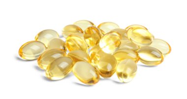 Beyaz arka plan üzerinde morina karaciğeri yağı hapları