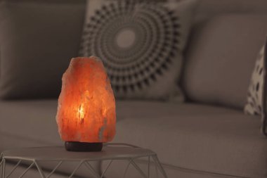 Himalaya tuz lambası arka plan bulanık karşı masada