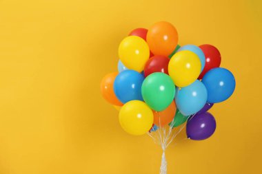 Parlak balonlar ve renk arka plan metin için yer