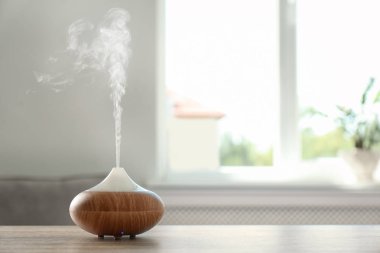 Metin için arka plan boşluk bulanık karşı masada modern aroma lamba