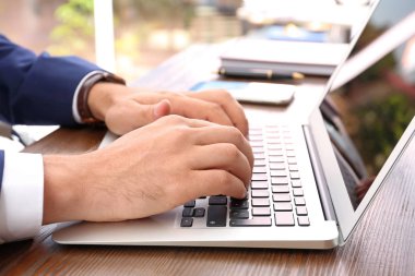 Tablo, eller odaklanmak laptop ile çalışan avukat