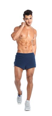 Beyaz arka plan üzerinde poz yakışıklı genç atlet