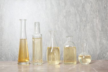 Satır ile petrol renk arka plan üzerinde farklı cam şişe