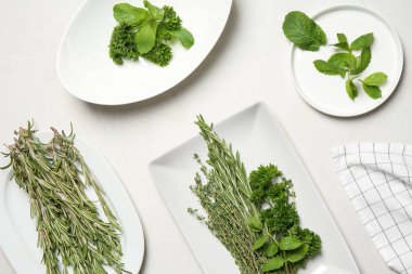 Işık arka plan üzerinde biberiye ile düz yatıyordu kompozisyon. Aromatik otlar