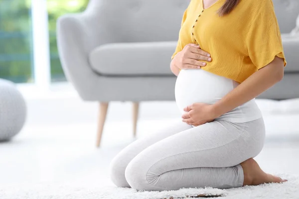 Kobieta Ciąży Siedząc Podłodze Domu Zbliżenie — Zdjęcie stockowe
