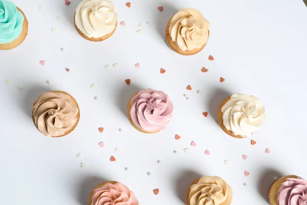 Composição Flat Lay Com Deliciosos Cupcakes Aniversário Fundo Branco — Fotografia de Stock