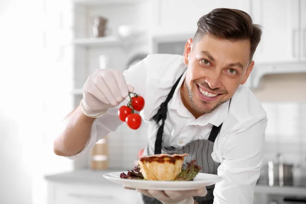 Chef Professionista Che Presenta Deliziosi Piatti Cucina — Foto Stock