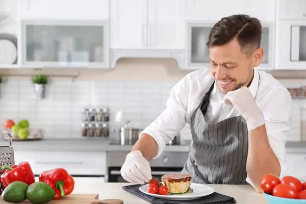 Professional Chef Presenting Dish Table Kitchen — Stock Photo, Image
